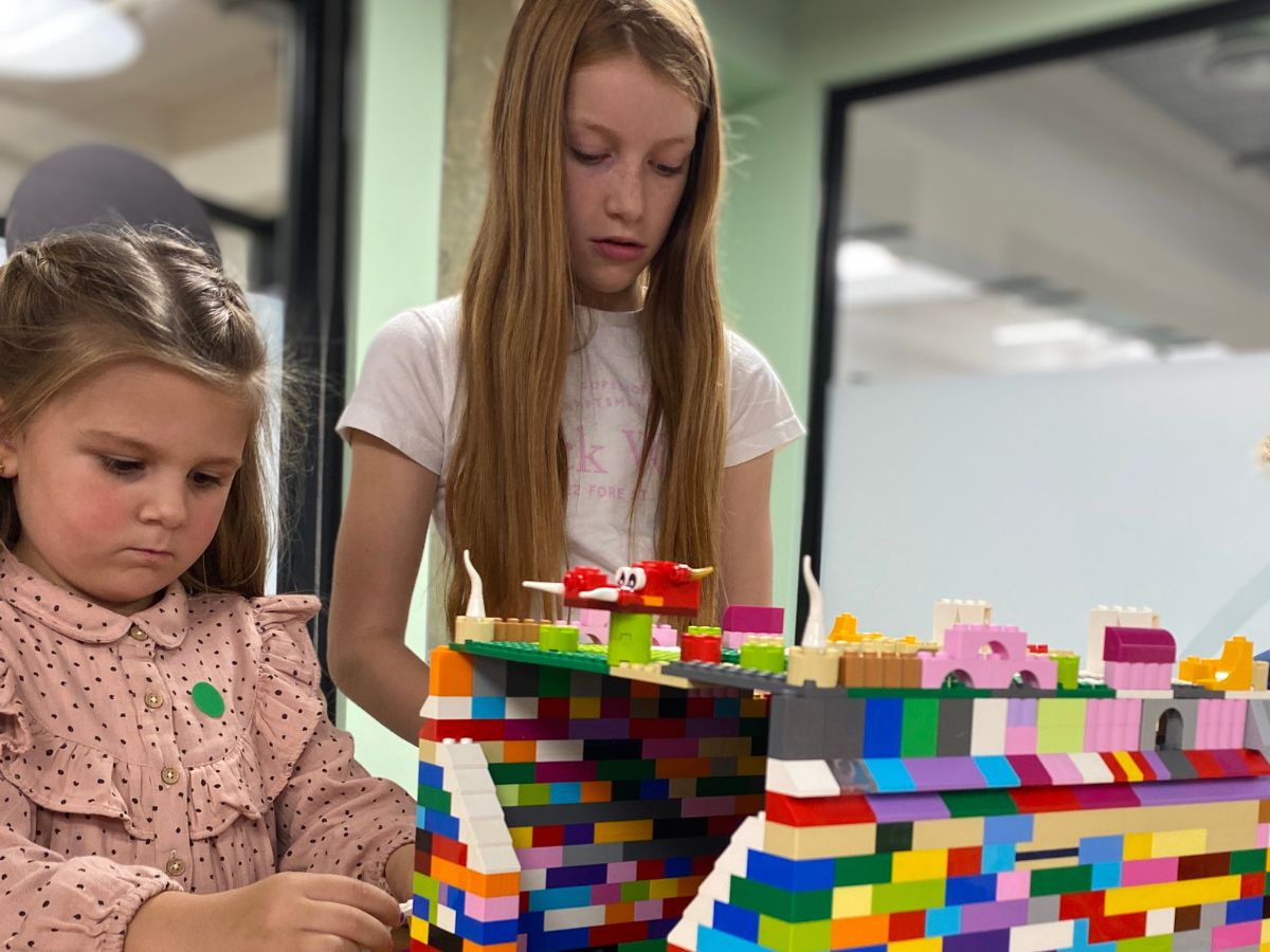 2 girls playing Lego