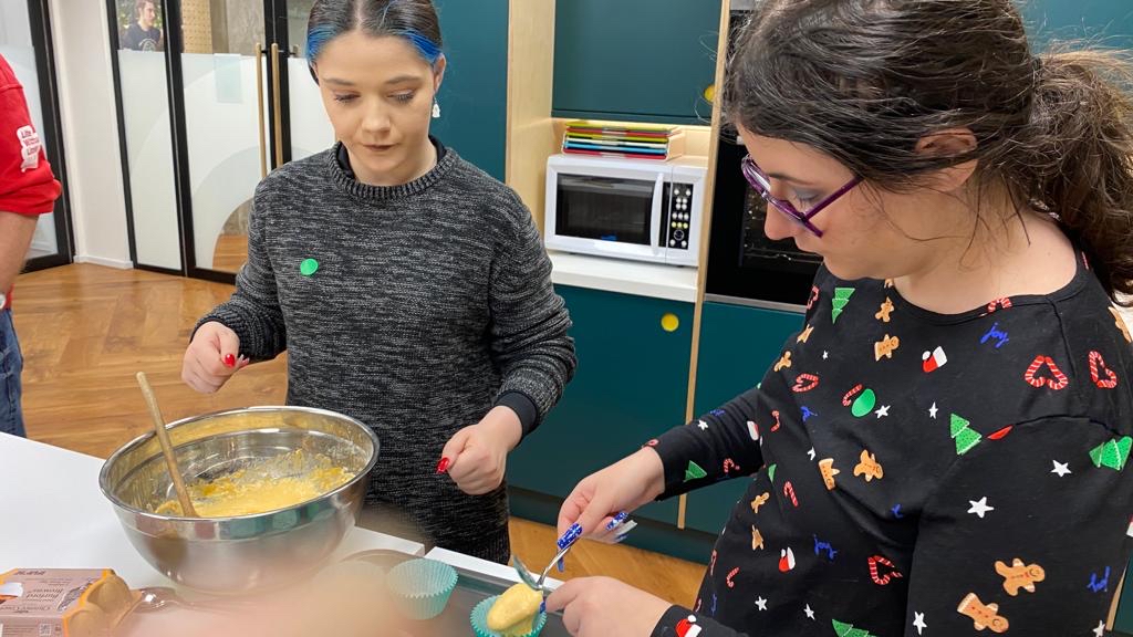 2 young woman baking in a kitchen